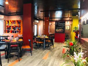une salle à manger avec des tables et des chaises dans un restaurant dans l'établissement villa oltremare resort, à Bagheria
