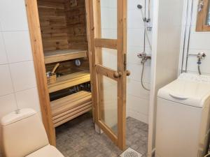 ein kleines Badezimmer mit Toilette und Waschbecken in der Unterkunft Holiday Home Rukantaika 1b by Interhome in Virkkula