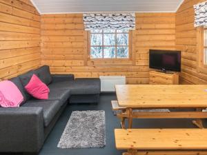 ein Wohnzimmer mit Sofa und Tisch in der Unterkunft Holiday Home Rukantaika 1b by Interhome in Virkkula