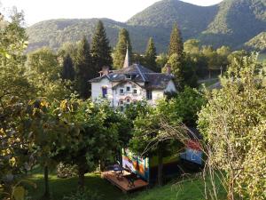 una casa en medio de un campo con montañas en Petit Château, en Laborde