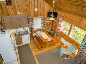 una vista sul soffitto di una cucina e di un soggiorno di una cabina di Holiday Home Kanerva by Interhome ad Ahmovaara