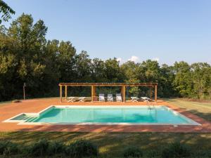 una piscina con sedie e gazebo di Holiday Home Villa San Gervasio by Interhome a Castiglione del Bosco