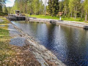 un cuerpo de agua con un muelle en un parque en Holiday Home Tyynelä by Interhome, en Varistaipale