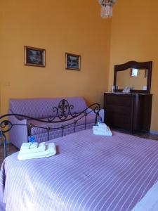 ナポリにあるア カーザ ディ マンマのベッドルーム1室(ベッド1台、タオル2枚付)