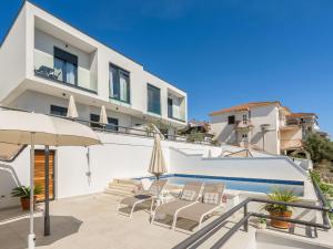 ein Bild einer Villa mit einem Pool in der Unterkunft Holiday Home Villa Meri 2 by Interhome in Trogir