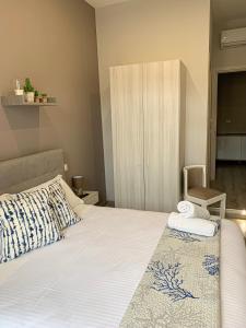 ein Schlafzimmer mit einem Bett mit zwei Handtüchern darauf in der Unterkunft B&B Il Crepuscolo - Pompei in Pompei
