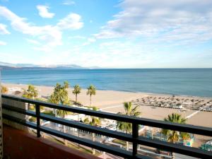 トレモリノスにあるApartment Apartamento Perla Del Solのビーチの景色を望むバルコニーが備わります。