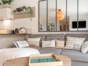 O zonă de relaxare la Apartment Les Terrasses de la Plage-2 by Interhome