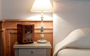 a lamp on a table next to a bed at Hotel König von Ungarn in Vienna