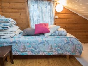 ein Schlafzimmer mit einem Bett mit Kissen darauf in der Unterkunft Holiday Home Rukantaika 1b by Interhome in Virkkula + 7 Fotos