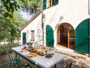 un tavolo con cibo sopra accanto a un edificio di Holiday Home Villa San Gervasio by Interhome a Castiglione del Bosco