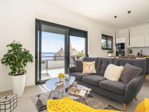 ein Wohnzimmer mit einem Sofa und einem Tisch in der Unterkunft Holiday Home Villa Meri 2 by Interhome in Trogir