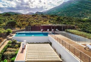 伊羅達的住宿－Elounda Lavender Villa，一座带游泳池的房子的图象