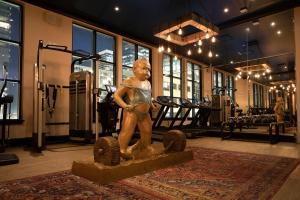 una estatua de una mujer en un gimnasio con pesas en Hotel ZaZa Austin, en Austin