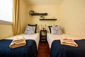 Posteľ alebo postele v izbe v ubytovaní RamblasRentals Stylish Bright 3BR New Catalan Flat 10m Ramblas - Parking - Wifi