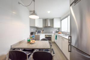 Kuchyňa alebo kuchynka v ubytovaní RamblasRentals Stylish Bright 3BR New Catalan Flat 10m Ramblas - Parking - Wifi