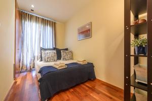 Posteľ alebo postele v izbe v ubytovaní RamblasRentals Stylish Bright 3BR New Catalan Flat 10m Ramblas - Parking - Wifi