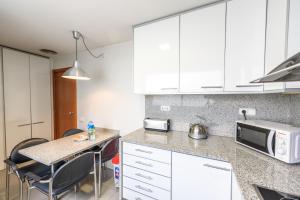 Kuchyňa alebo kuchynka v ubytovaní RamblasRentals Stylish Bright 3BR New Catalan Flat 10m Ramblas - Parking - Wifi