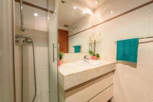 Kúpeľňa v ubytovaní RamblasRentals Stylish Bright 3BR New Catalan Flat 10m Ramblas - Parking - Wifi