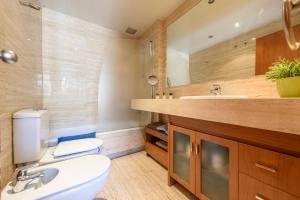 Kúpeľňa v ubytovaní RamblasRentals Stylish Bright 3BR New Catalan Flat 10m Ramblas - Parking - Wifi + 36 fotografií