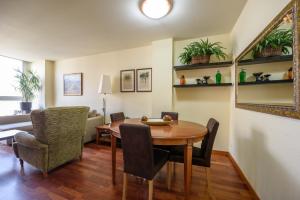 Posedenie v ubytovaní RamblasRentals Stylish Bright 3BR New Catalan Flat 10m Ramblas - Parking - Wifi
