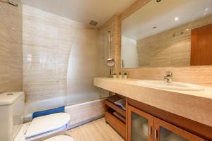 Kúpeľňa v ubytovaní RamblasRentals Stylish Bright 3BR New Catalan Flat 10m Ramblas - Parking - Wifi