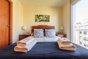 Posteľ alebo postele v izbe v ubytovaní RamblasRentals Stylish Bright 3BR New Catalan Flat 10m Ramblas - Parking - Wifi