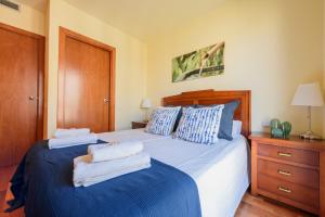 Posteľ alebo postele v izbe v ubytovaní RamblasRentals Stylish Bright 3BR New Catalan Flat 10m Ramblas - Parking - Wifi