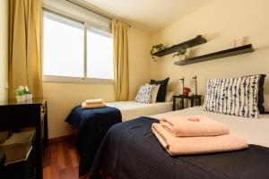 Posteľ alebo postele v izbe v ubytovaní RamblasRentals Stylish Bright 3BR New Catalan Flat 10m Ramblas - Parking - Wifi
