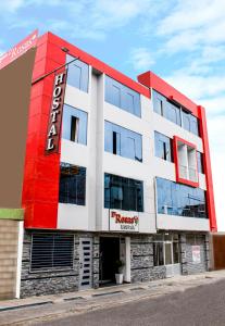 un hotel con un edificio rojo y blanco en Hostal D' Rosas, en Tacna