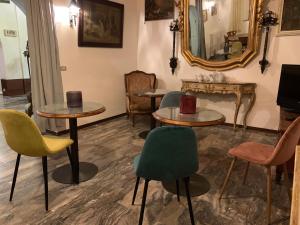Televízia a/alebo spoločenská miestnosť v ubytovaní Hotel Ficocle