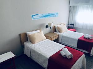 Habitación de hotel con 2 camas y ventana en Hotel Azul by MH, en Punta del Este