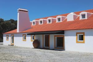 a white house with a red roof at Herdade do Barrocal de Baixo in Montemor-o-Novo