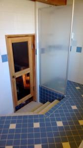 uma casa de banho com um chuveiro e uma porta de vidro em Juthbacka Hotell em Uusikaarlepyy