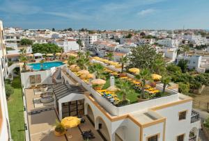 an aerial view of a resort with umbrellas and a pool at Alfagar Cerro Malpique in Albufeira