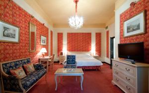 a hotel room with a bed and a tv at Hotel König von Ungarn in Vienna