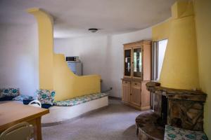 uma sala de estar com um sofá e uma lareira em Casa vacanze a 200 mt dalla spiaggia di Ottiolu - fpo1 e fp02 em Porto Ottiolu