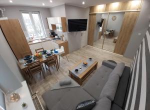 widok na salon i kuchnię w obiekcie Apartament Na Franciszkańskiej w Szklarskiej Porębie