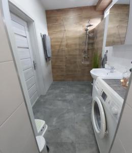 łazienka z pralką i umywalką w obiekcie Apartament Na Franciszkańskiej w Szklarskiej Porębie +15 zdjęć