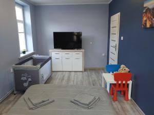 Telewizja i/lub zestaw kina domowego w obiekcie Apartament Na Franciszkańskiej
