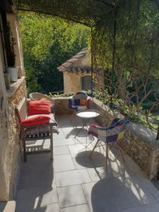 - une terrasse avec 2 chaises et une table dans l'établissement Le Ptit Cottage, à Nyons