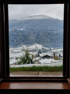 GiustinoにあるSnow Home Apartment - CIPAT 022093-AT-381181の雪山を望む窓