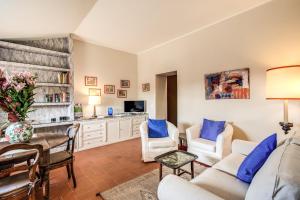 ein Wohnzimmer mit einem Sofa, Stühlen und einem Tisch in der Unterkunft Roof top magic Piazza del Popolo in Rom