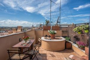 Balkon lub taras w obiekcie Roof top magic Piazza del Popolo