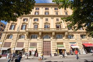 duży budynek z ludźmi idącymi przed nim w obiekcie Roof top magic Piazza del Popolo w Rzymie