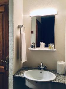 W łazience znajduje się umywalka i lustro. w obiekcie Hostal Can Maret w mieście Fallinas