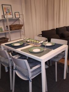 uma mesa branca com pratos e copos de vinho em Capuccino em Sófia