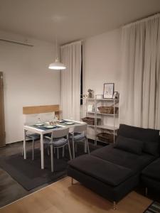 uma sala de estar com uma mesa e um sofá em Capuccino em Sófia