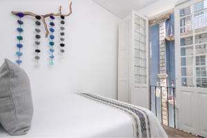 een witte kamer met een bed en een raam bij Azul Cordoba By The Local Way in Mexico-Stad