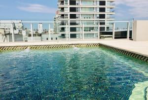 een zwembad op het dak van een gebouw bij Soho Luxury Loft in Buenos Aires